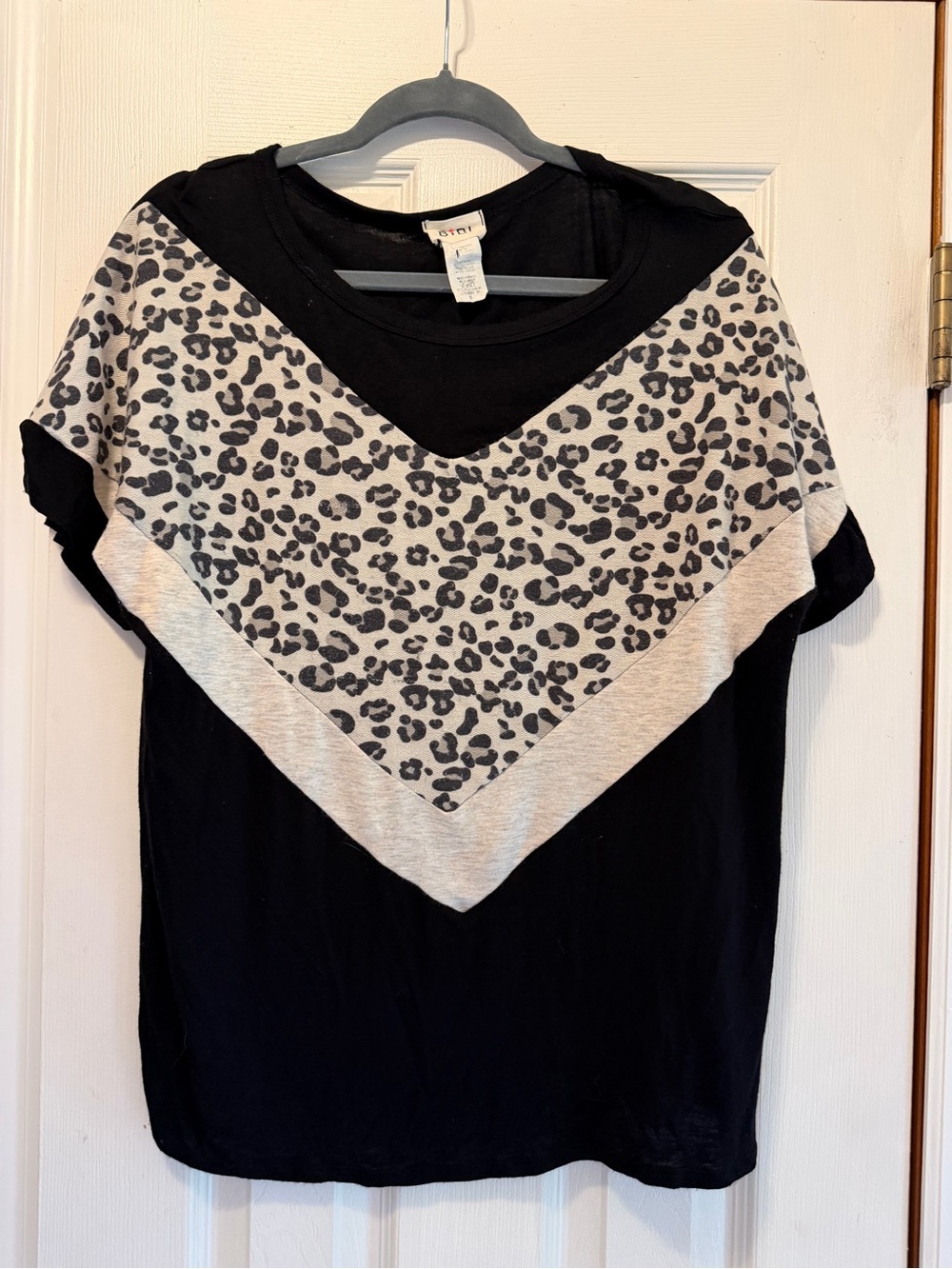 BiBi Black Short Sleeve Top with Gray Leopard Chevron